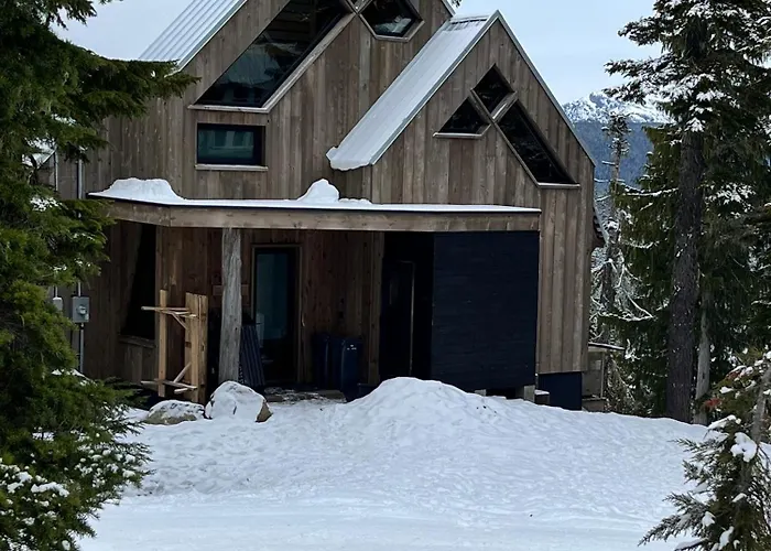 Basecamp Strathcona Park View Chalet